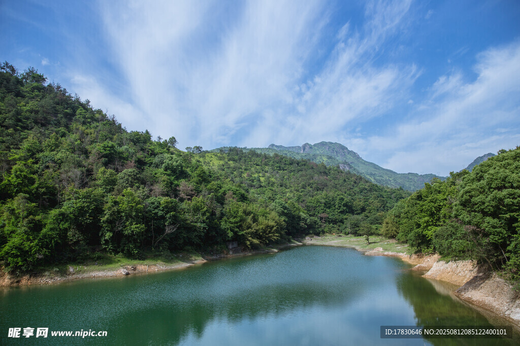 大氣水庫山脈藍(lán)天白云風(fēng)景
