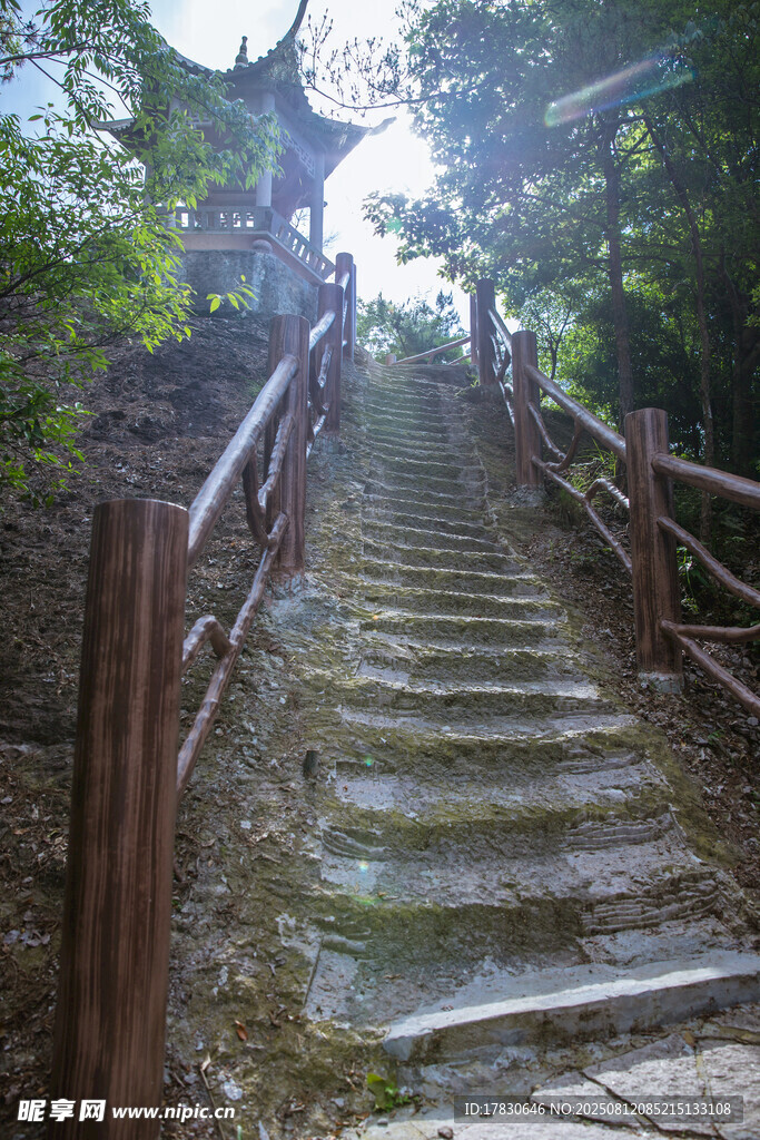 景區(qū)內(nèi)登高山路休息涼亭