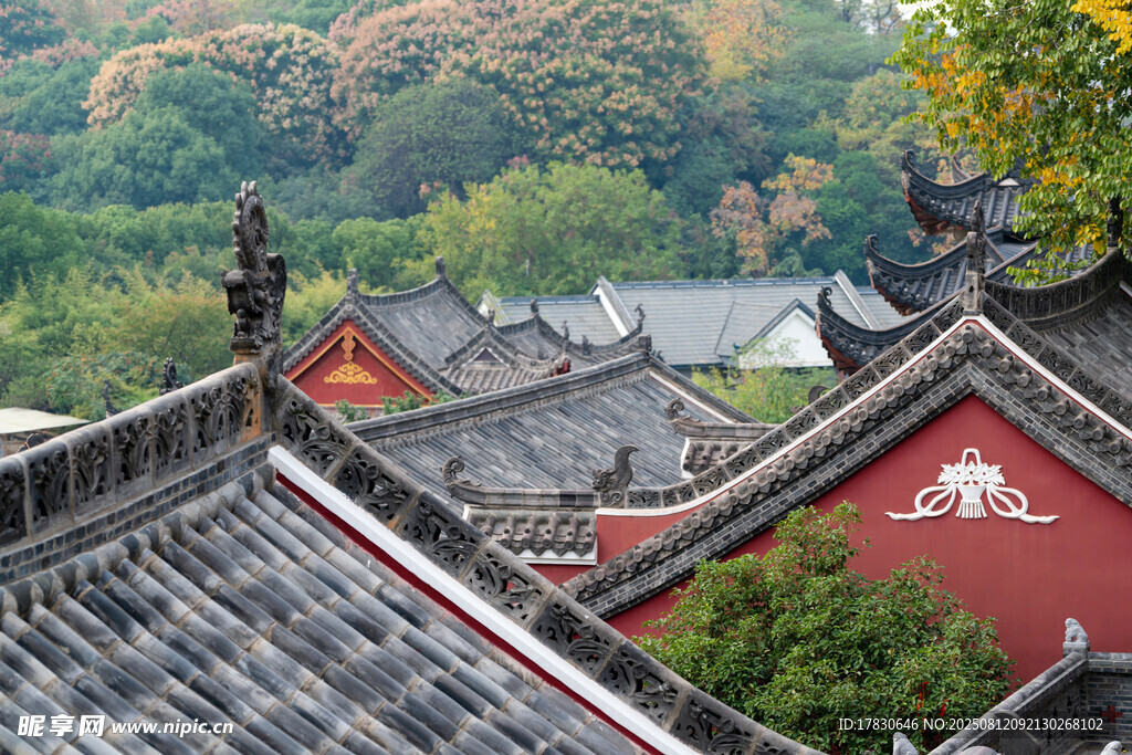 紅墻青瓦的江西廬山寺廟