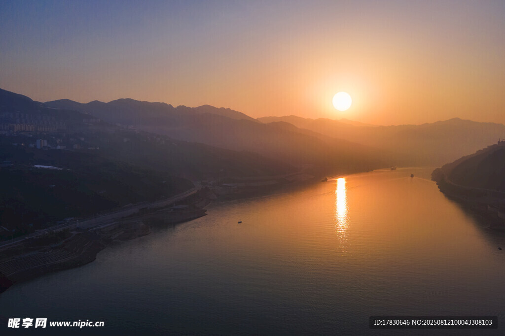 長江三峽重鎮(zhèn)巴東三峽巫峽日出