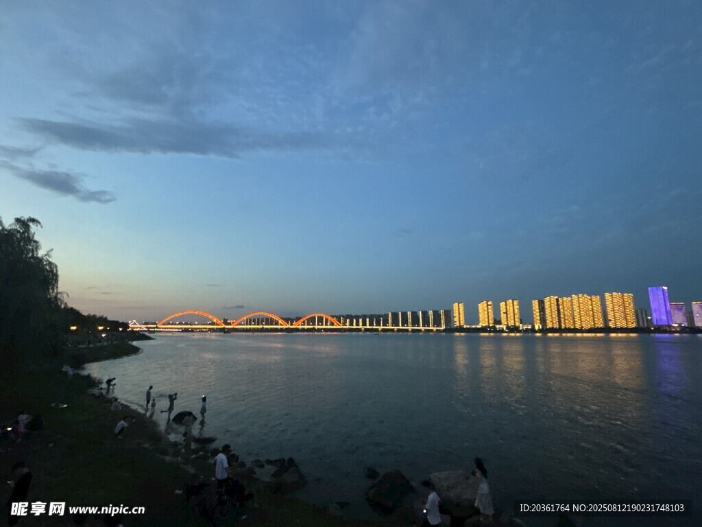 湖畔城市黃昏美景
