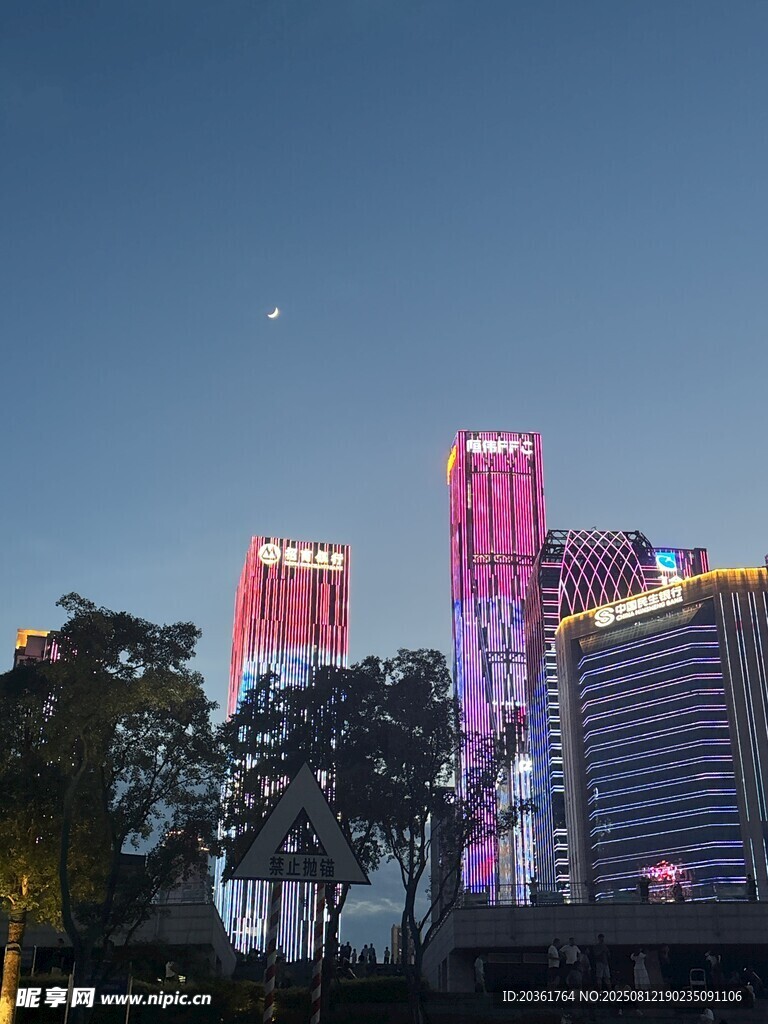 城市夜景璀璨燈光高樓