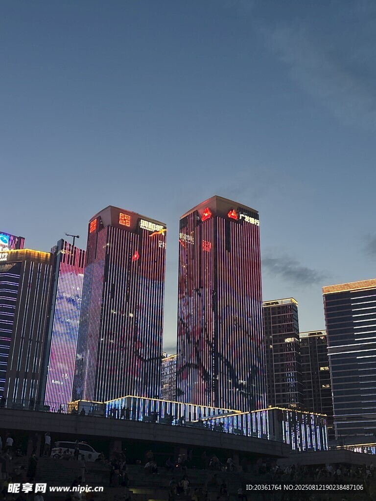 城市璀璨夜景高樓林立