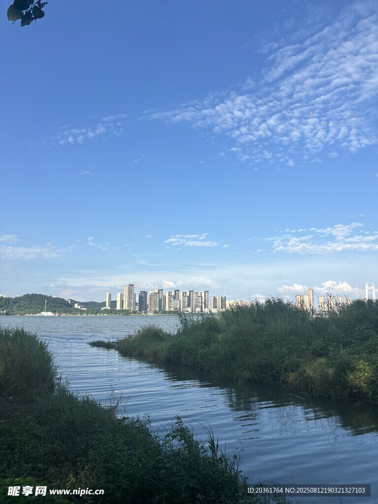 河畔風(fēng)光