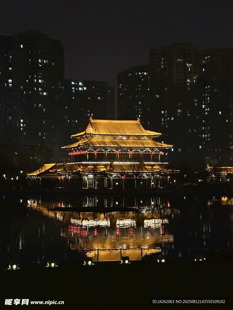 夜晚湖畔的華麗古建筑