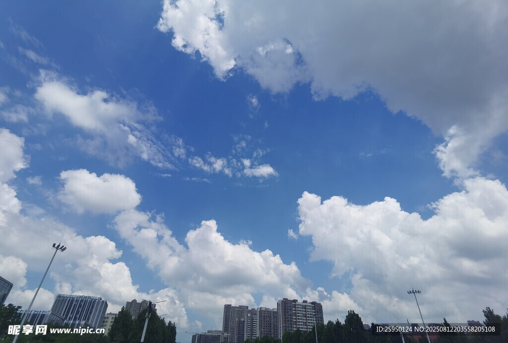 藍(lán)天白云下的城市景觀