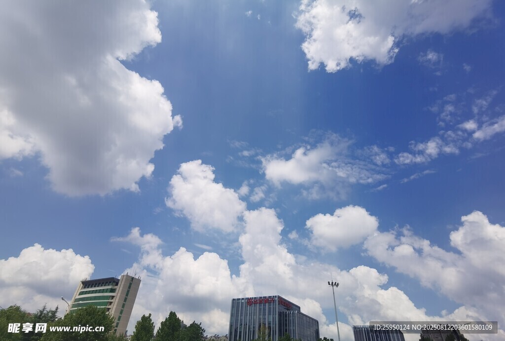 城市上空的藍(lán)天白云