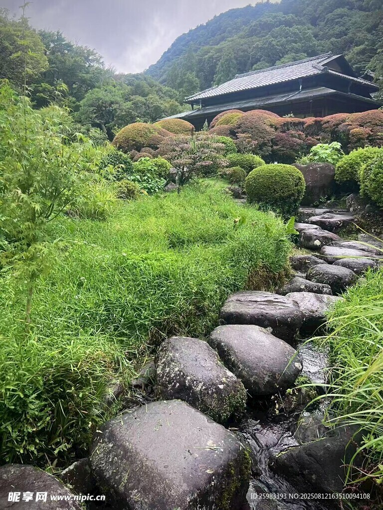 山間石徑