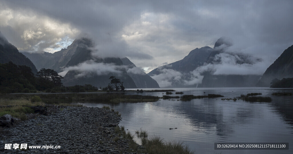 山間湖泊云霧繚繞美景