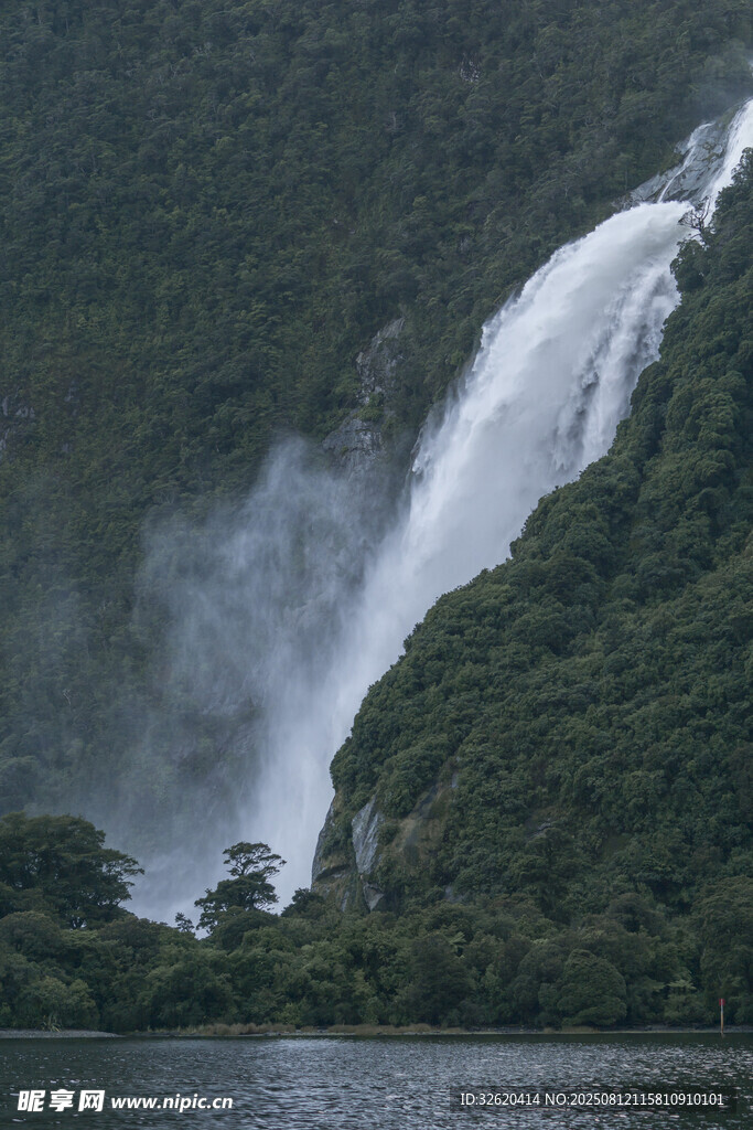 壯觀瀑布下的山水景致