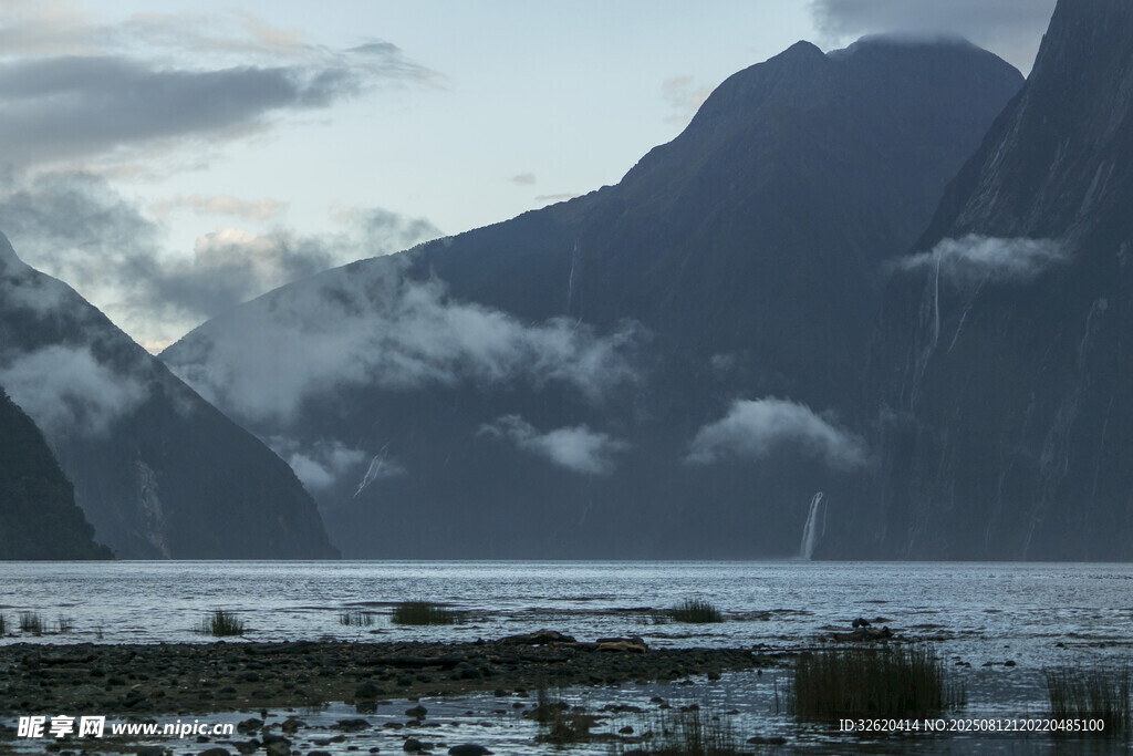 壯麗山水間的寧靜景致