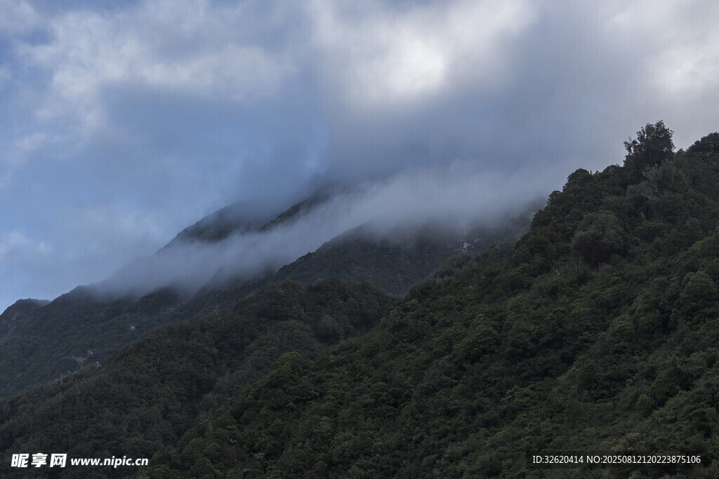 云霧繚繞的青山美景