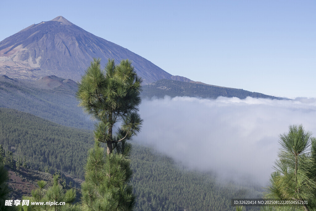 云霧環(huán)繞的壯麗山峰景觀