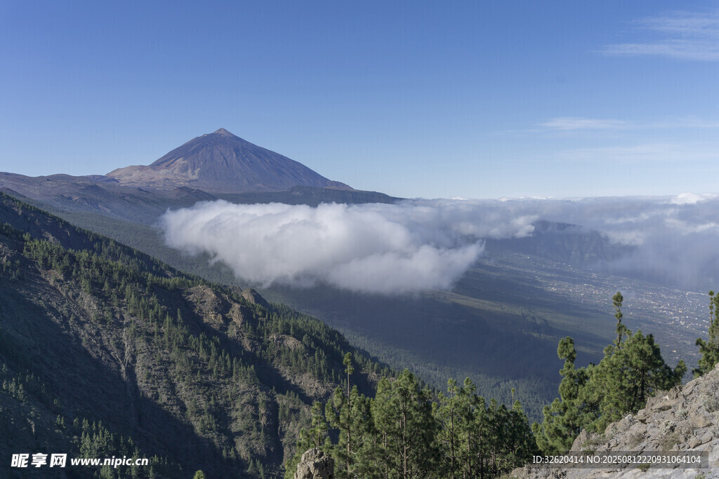 云霧繚繞的壯美山巒景色