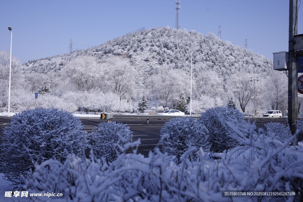 雪覆山巒銀裝素裹的霧凇景致