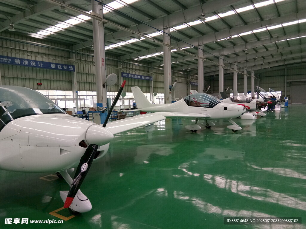工廠內(nèi)的多架輕型飛機(jī)