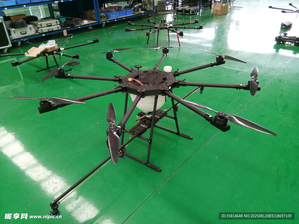 工廠中的多旋翼無人機(jī)