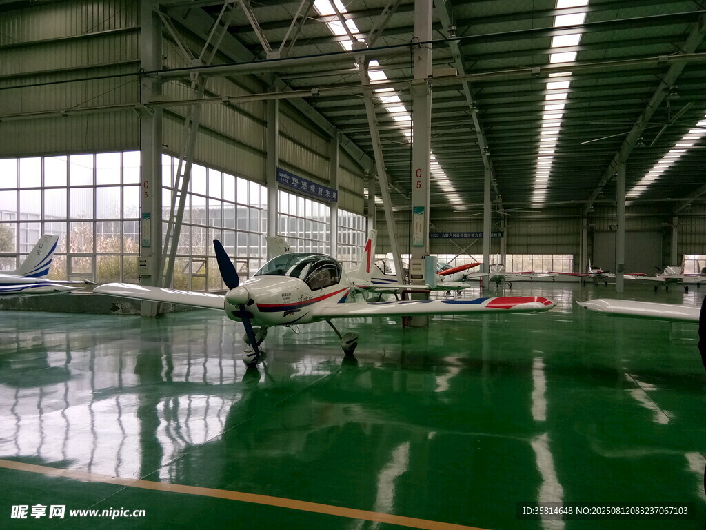 室內(nèi)停機(jī)坪上的小型飛機(jī)