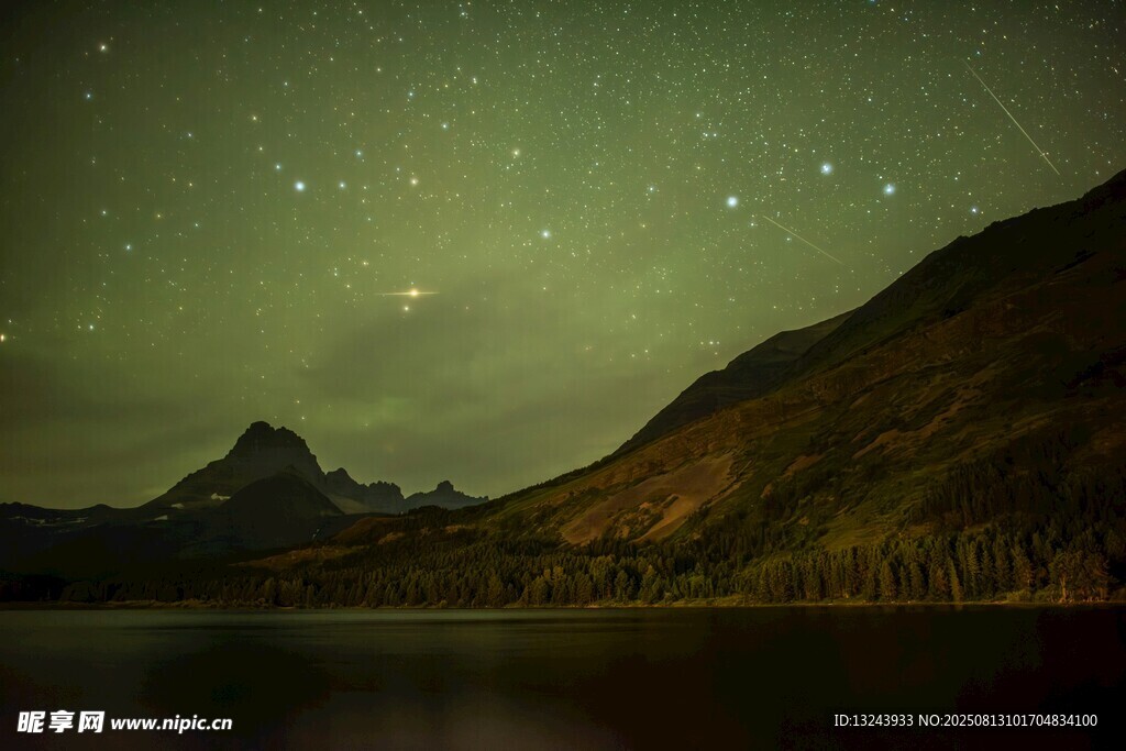 山間湖畔璀璨星空夜景