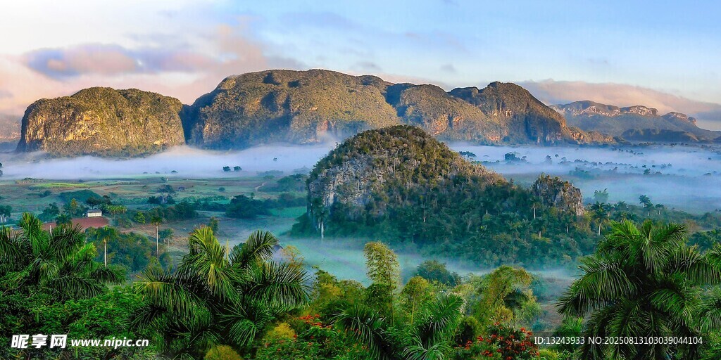 山間晨霧繚繞的壯麗美景