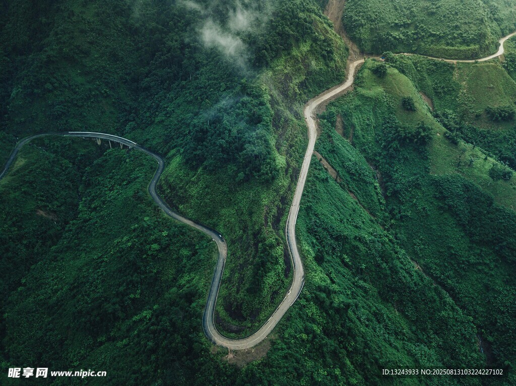 山間蜿蜒公路航拍美景
