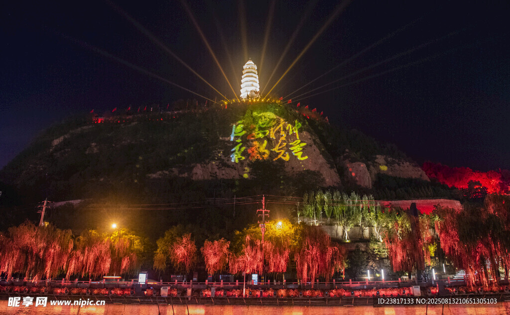 夜晚璀璨燈光下的寶塔山