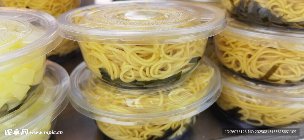 堆疊的盒裝黃色涼面