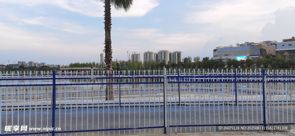 戶外河畔藍(lán)色圍欄場(chǎng)景