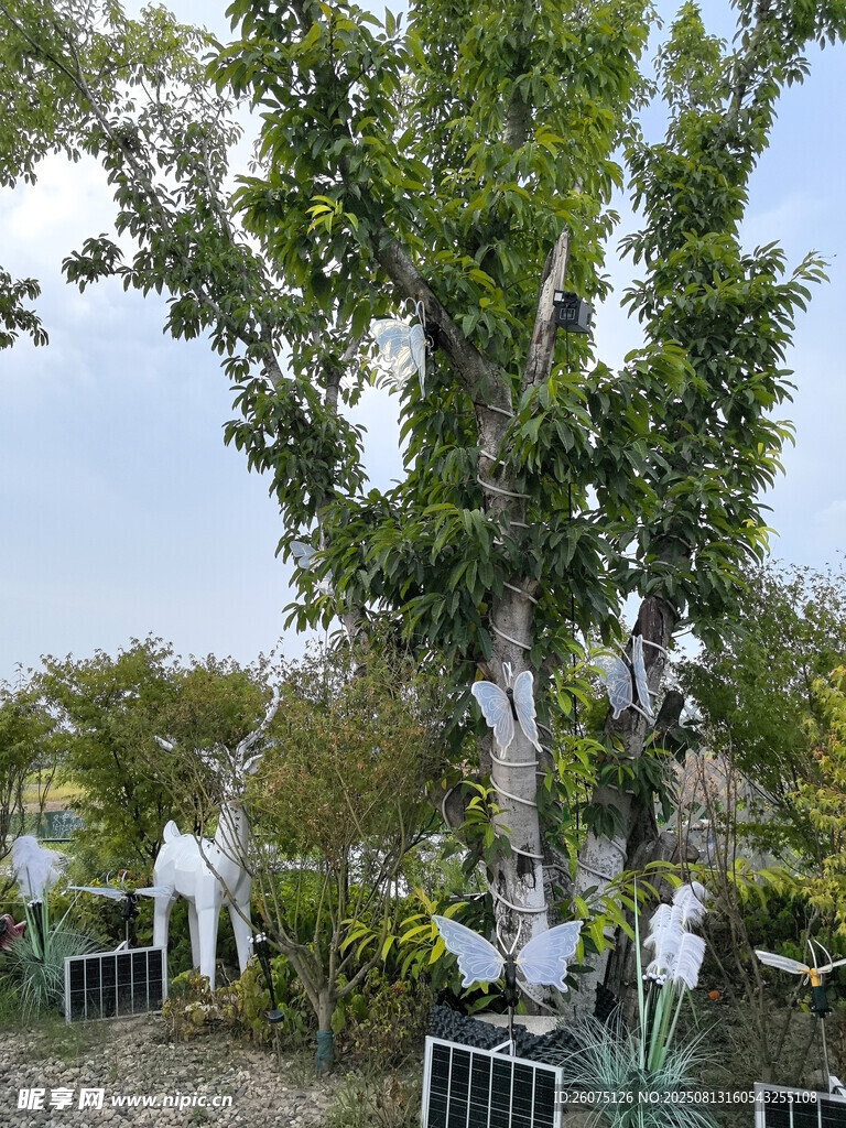 公園中的大樹(shù)與動(dòng)物裝飾