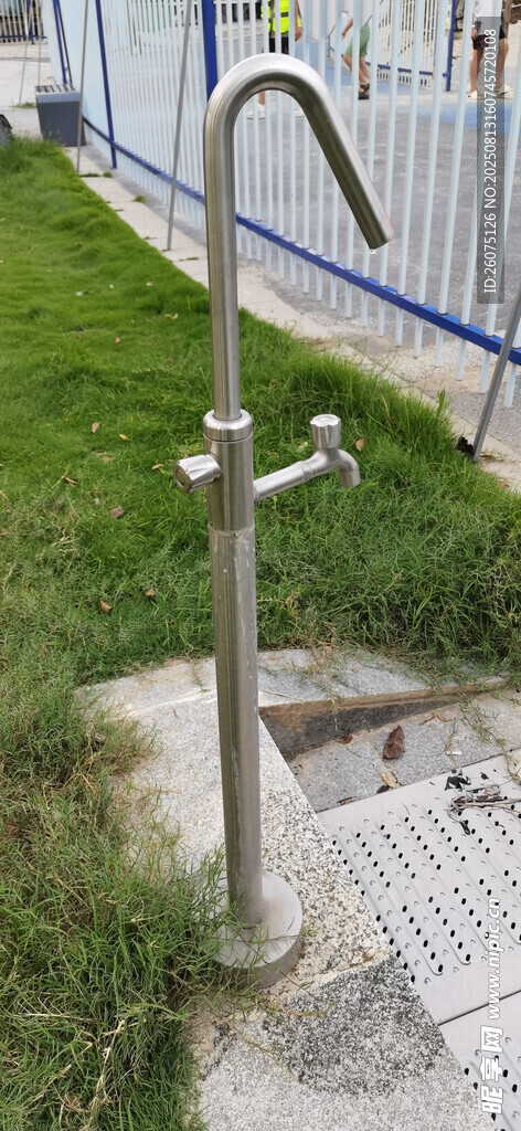 戶外草地中的金屬水龍頭
