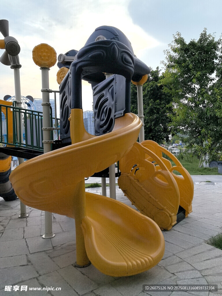 戶外兒童游樂場黃色滑梯