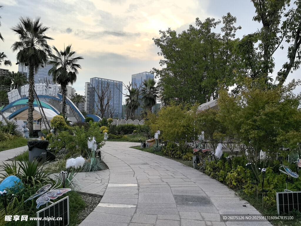 城市中的靜謐花園小徑