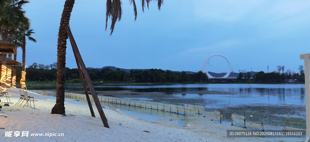 黃昏下的海邊休閑景致