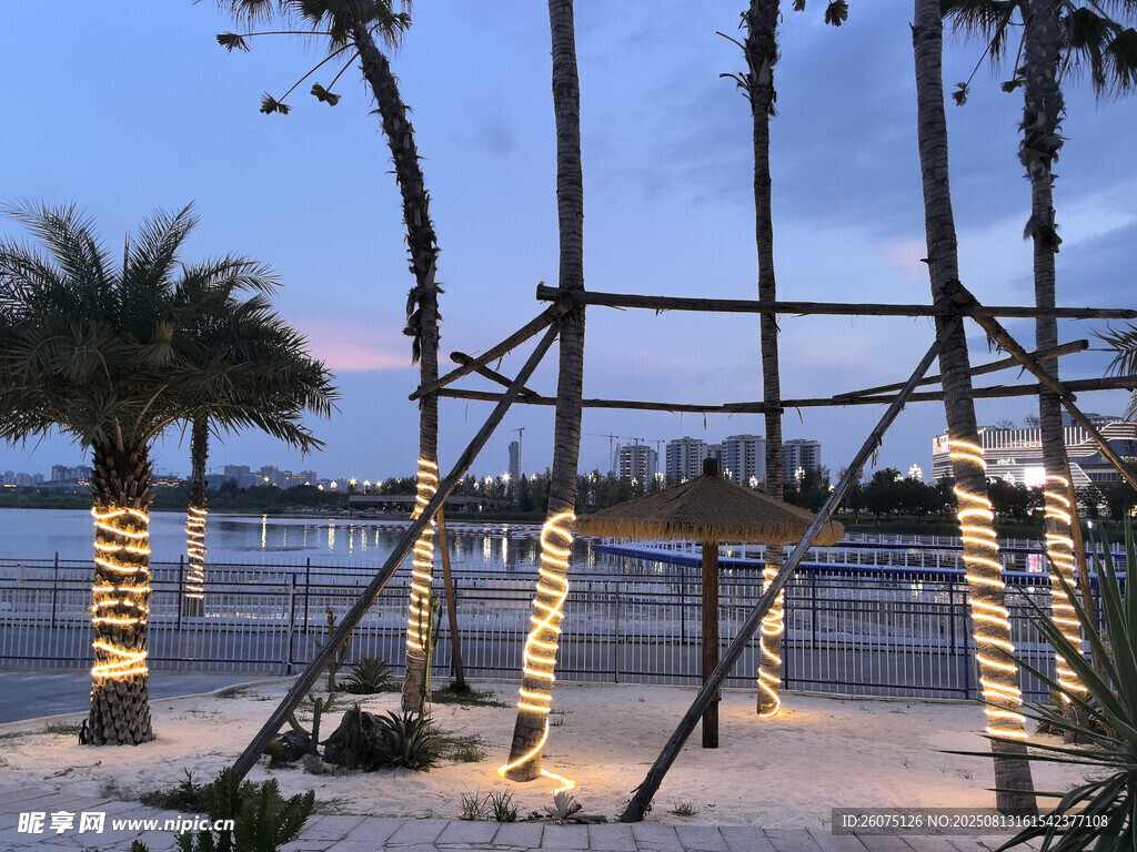 海邊夜景中的木質(zhì)裝飾架