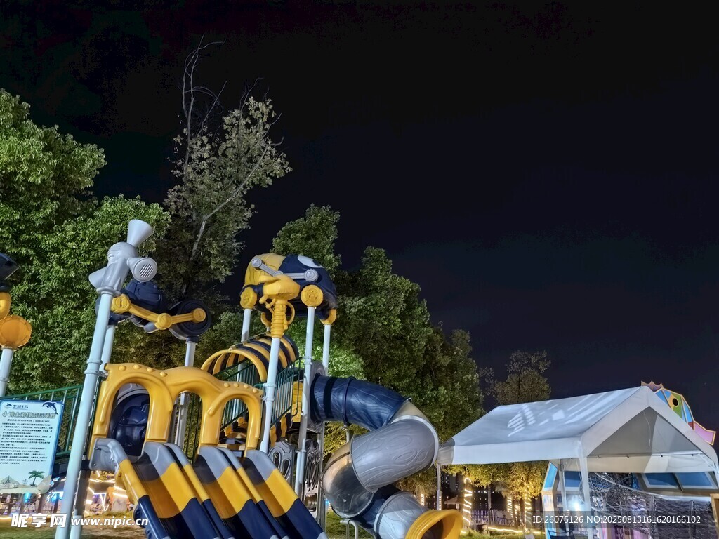 夜晚中的游樂設施