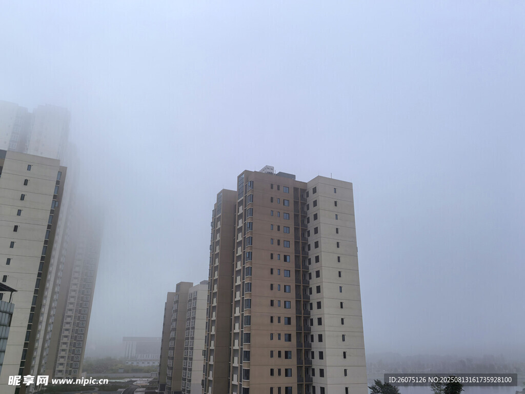 霧霾中的城市高樓景象