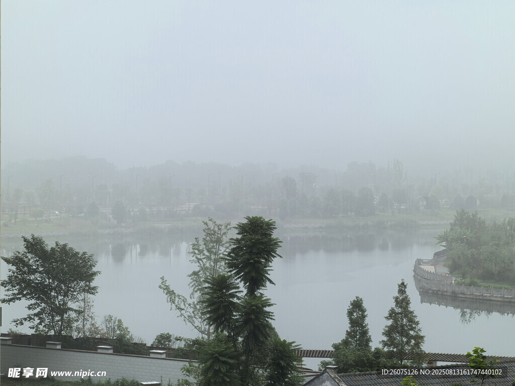 霧中城市湖畔景致
