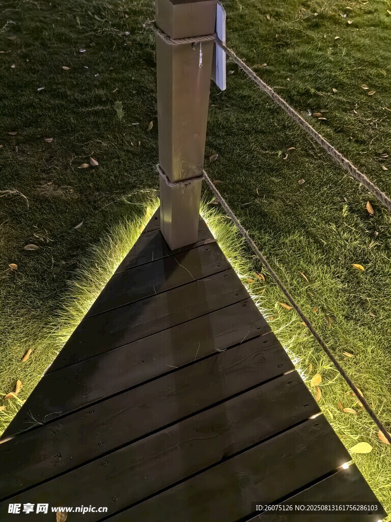 戶外木質(zhì)平臺的地腳燈光