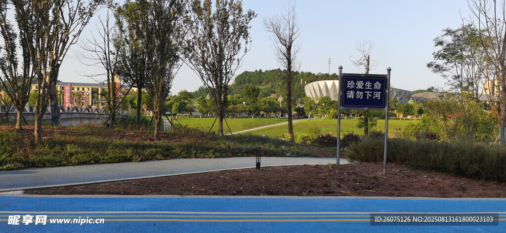 戶外道路與兩旁的景致