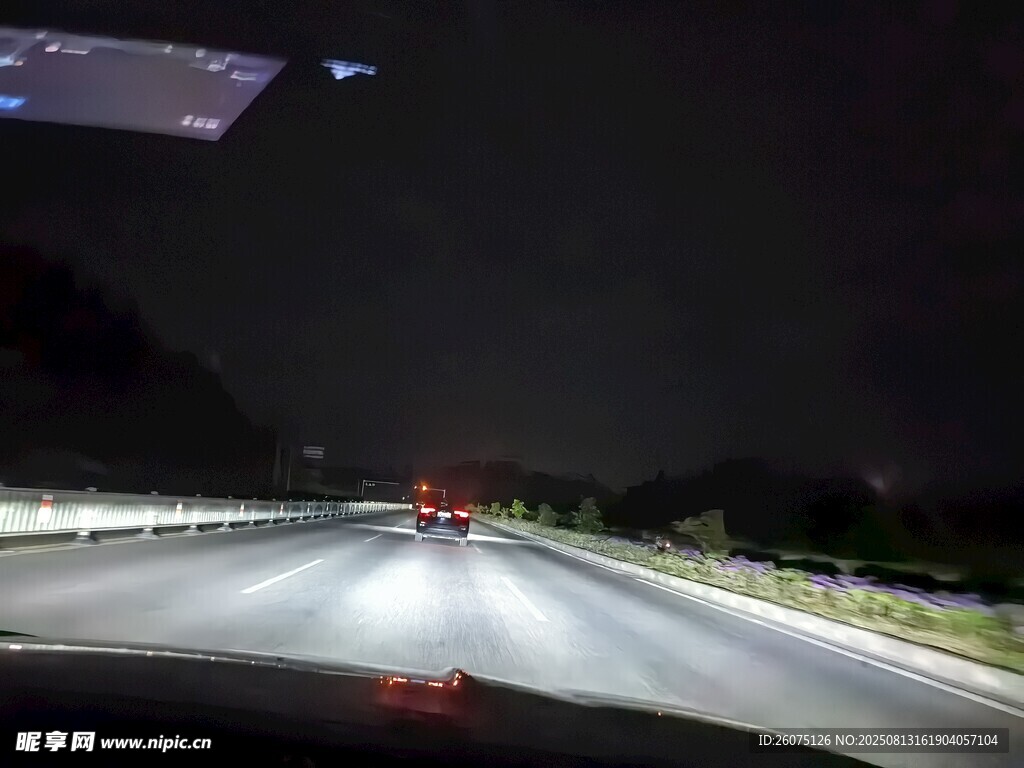 夜間公路行車景象