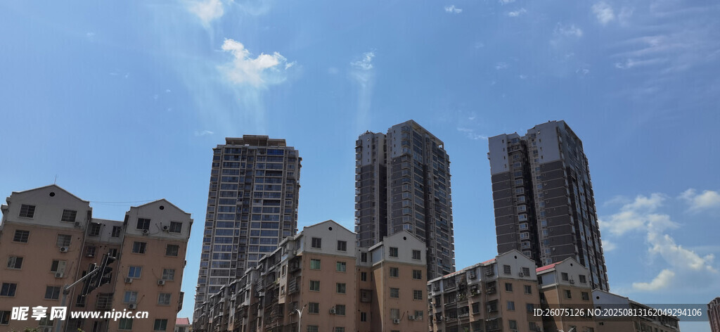 城市高樓與藍天白云