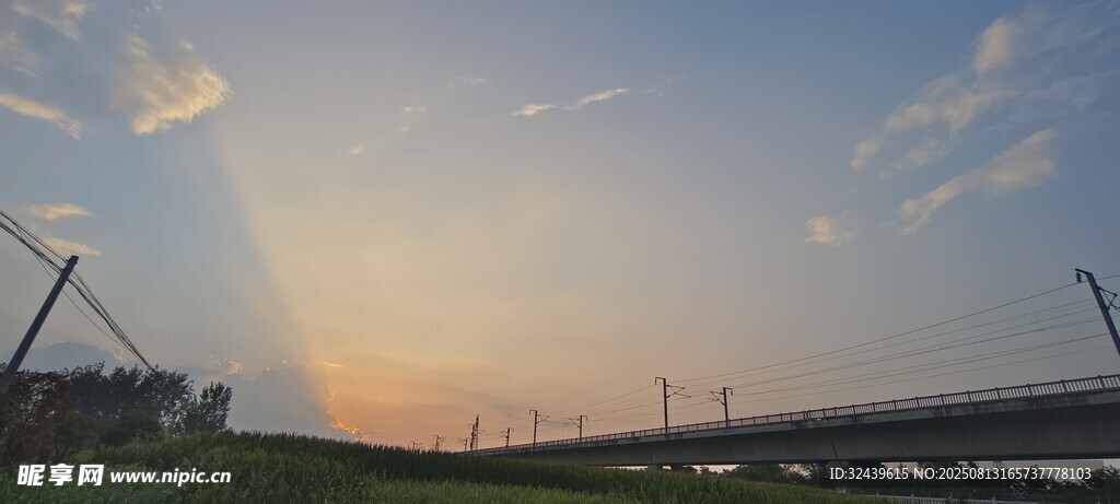 黃昏下的開闊道路景觀