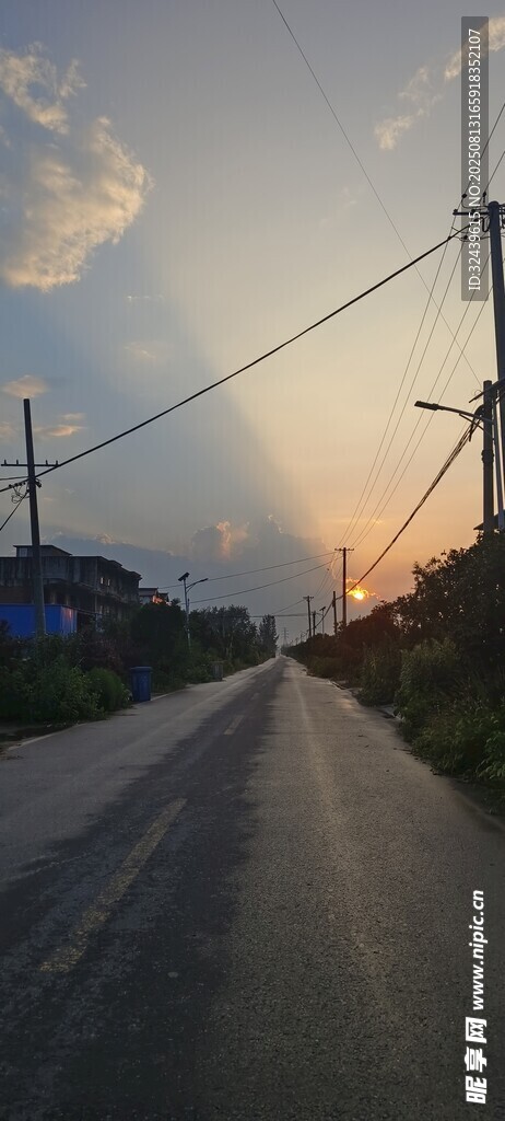 夕陽下的鄉(xiāng)間公路