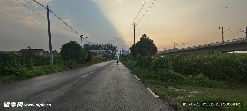 黃昏下的鄉(xiāng)間公路