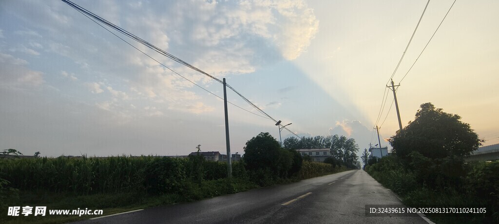 鄉(xiāng)村公路天際線與光影
