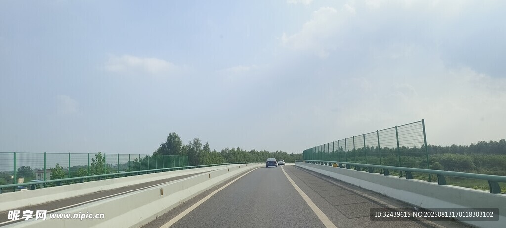 寬闊公路伸向遠(yuǎn)方