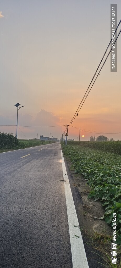夕陽下的空曠公路