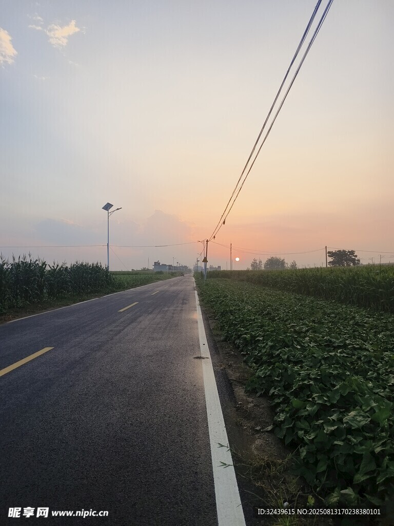 鄉(xiāng)村公路的美麗黃昏景色