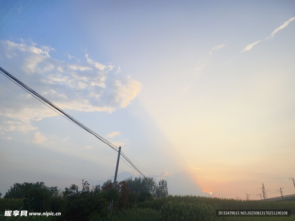 夕陽下的電線與天際風(fēng)景