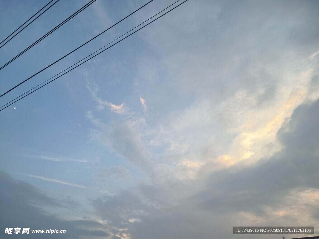 傍晚天空與交錯(cuò)電線